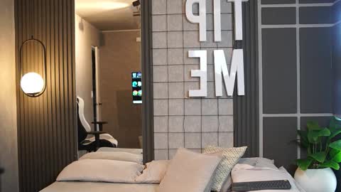 Tian Brooks online show from December 15, 4:53 am