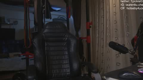 Snapshot of tickle_my_pickle07 chatting on December 11, 4:27 pm tickle_my_pickle07 online show from December 11, 4:27 pm