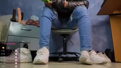 Tom online show from February 12, 1:28 pm