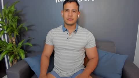 Tom Sin online show from December 9, 8:50 pm