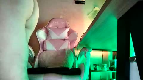 toyboysquirt online show from October 10, 5:01 am