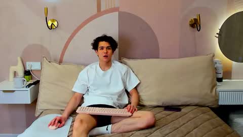 travisrivas online show from February 25, 5:25 pm