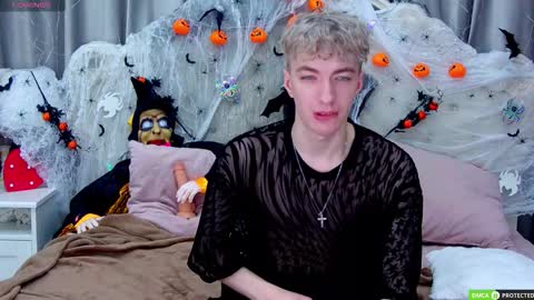 TrevorBenson online show from October 25, 4:14 am