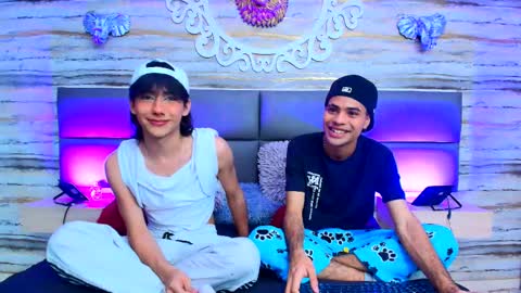 Snapshot of twinslovers_ chatting on September 17, 7:59 pm    online show from September 17, 7:59 pm