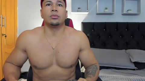 tyler_hank1 online show from May 22, 11:15 am