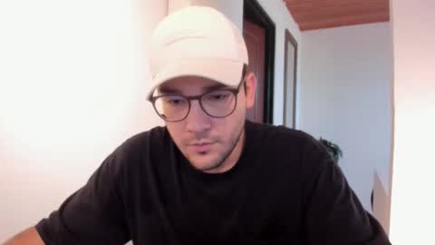 Vito Ferrer online show from November 23, 11:32 am