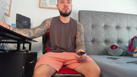 vyxen_ online show from February 9, 1:05 pm