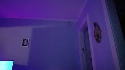 wrecklesspleasure93 online show from February 18, 2:05 am