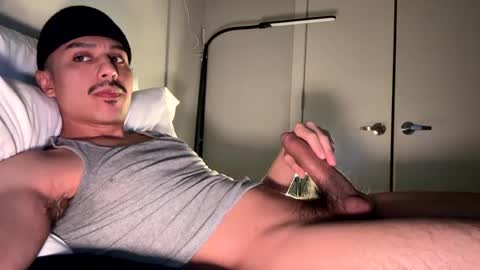 Snapshot of xmomentumx chatting on December 8, 4:57 am xmomentumx online show from December 8, 4:57 am