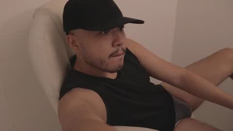 xtiann_ online show from July 3, 1:56 am