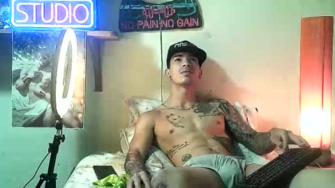 yeisoncastellanos1999 online show from March 25, 4:22 pm