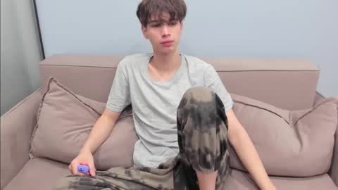 your_shy_guy online show from November 1, 6:39 am