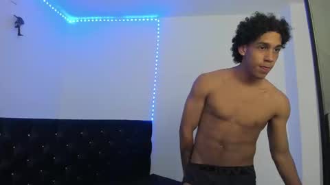 Snapshot of zanxley_ chatting on February 18, 7:43 pm zanxley_ online show from February 18, 7:43 pm