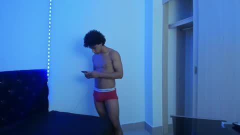 Snapshot of zanxley_ chatting on February 19, 7:38 pm zanxley_ online show from February 19, 7:38 pm