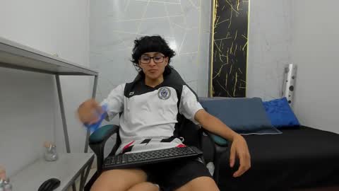 Snapshot of zoro_v chatting on October 27, 7:38 pm     online show from October 27, 7:38 pm