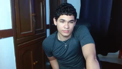 Snapshot of zyrosxk chatting on October 25, 6:48 am antonio felipe online show from October 25, 6:48 am