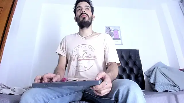 JohanyLatino online show from December 22, 1:45 am