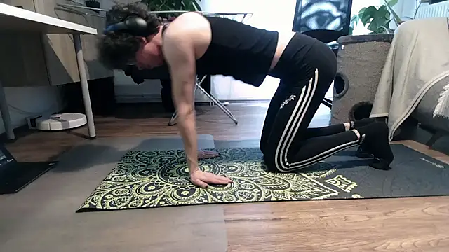 Snapshot of space_emma chatting on December 6, 1:00 pm space emma online show from December 6, 1:00 pm