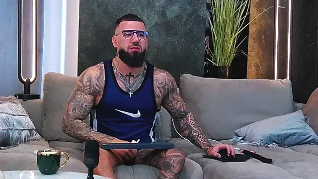 masterkingofmusclee online show from March 17, 7:13 am