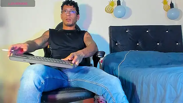 Snapshot of FuckHardlove chatting on January 11, 3:44 am FuckHardlove online show from January 11, 3:44 am