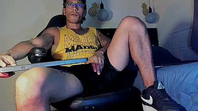 Snapshot of FuckHardlove chatting on March 20, 3:13 am FuckHardlove online show from March 20, 3:13 am