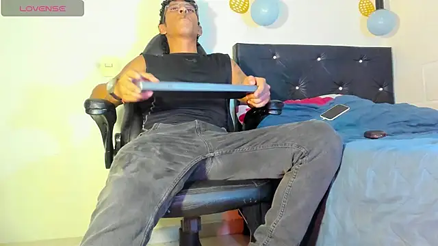 Snapshot of FuckHardlove chatting on February 14, 3:22 am FuckHardlove online show from February 14, 3:22 am