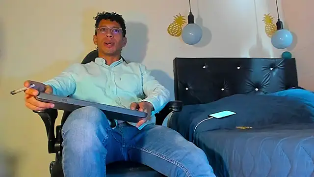 Snapshot of FuckHardlove chatting on December 30, 2:51 pm FuckHardlove online show from December 30, 2:51 pm