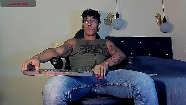 Snapshot of FuckHardlove chatting on March 8, 10:45 pm FuckHardlove online show from March 8, 10:45 pm