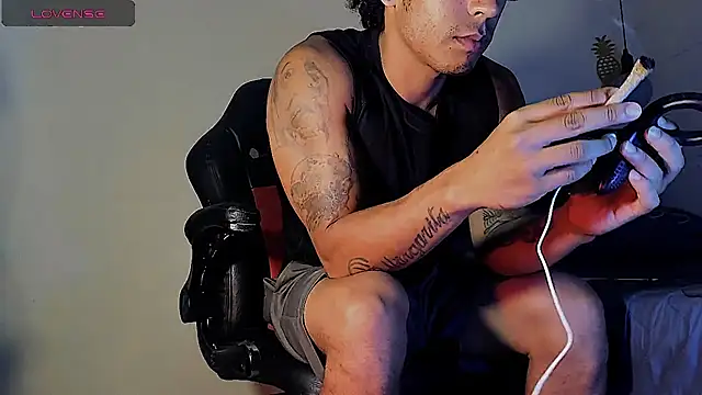 Snapshot of FuckHardlove chatting on March 7, 1:53 am FuckHardlove online show from March 7, 1:53 am