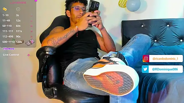 Snapshot of FuckHardlove chatting on February 8, 8:32 pm FuckHardlove online show from February 8, 8:32 pm