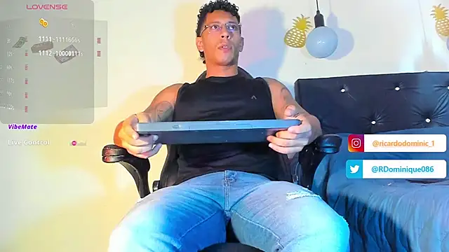 Snapshot of FuckHardlove chatting on December 20, 3:42 pm FuckHardlove online show from December 20, 3:42 pm