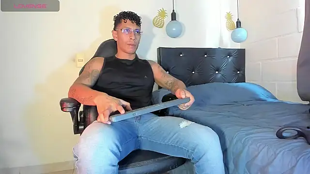 Snapshot of FuckHardlove chatting on December 19, 6:34 pm FuckHardlove online show from December 19, 6:34 pm