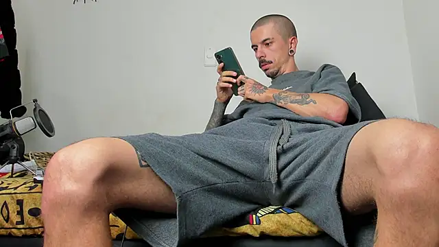 Aaron BigDickxxx online show from March 10, 9:15 am