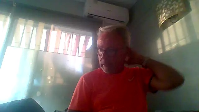 Snapshot of tuggy59 chatting on October 29, 7:11 am tuggy59 online show from October 29, 7:11 am