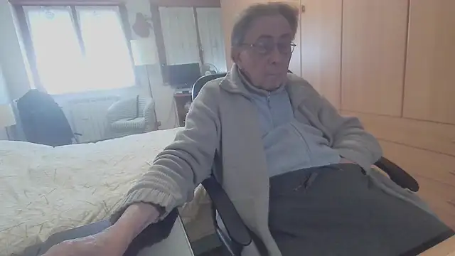 Snapshot of papillonhotofficial chatting on March 2, 10:05 am papillonhotofficial online show from March 2, 10:05 am