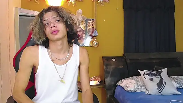 Snapshot of Harry_jhonsson chatting on January 2, 11:38 pm Harry jhonsson online show from January 2, 11:38 pm