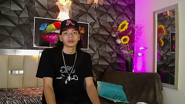 Snapshot of Harry_jhonsson chatting on December 28, 10:23 pm Harry jhonsson online show from December 28, 10:23 pm