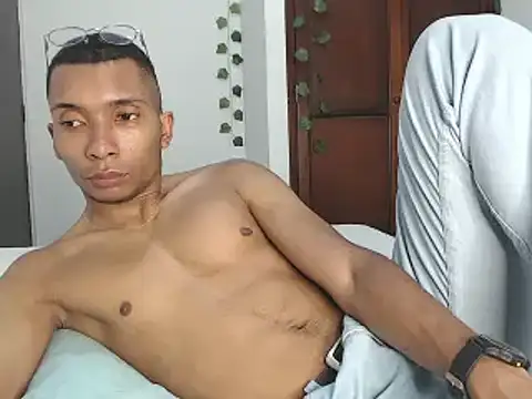 Snapshot of Aaronblack1_ chatting on December 19, 11:03 pm Aaronblack1  online show from December 19, 11:03 pm