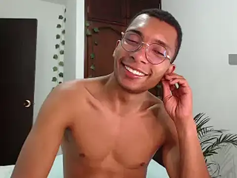 Snapshot of Aaronblack1_ chatting on December 10, 12:34 am Aaronblack1  online show from December 10, 12:34 am