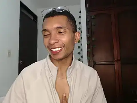 Snapshot of Aaronblack1_ chatting on January 2, 11:27 pm Aaronblack1  online show from January 2, 11:27 pm