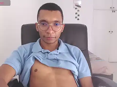 Snapshot of Aaronblack1_ chatting on January 27, 4:33 pm Aaronblack1  online show from January 27, 4:33 pm