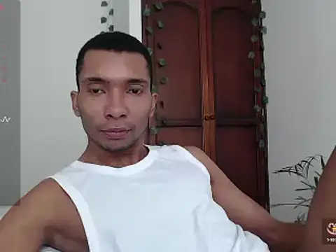 Snapshot of Aaronblack1_ chatting on January 6, 2:14 pm Aaronblack1  online show from January 6, 2:14 pm