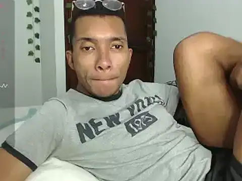 Snapshot of Aaronblack1_ chatting on January 5, 11:44 pm Aaronblack1  online show from January 5, 11:44 pm