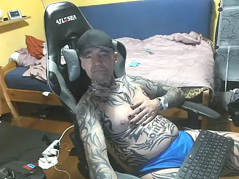 Snapshot of Tomi18cmm2 chatting on October 31, 10:35 pm Tomi18cmm2 online show from October 31, 10:35 pm