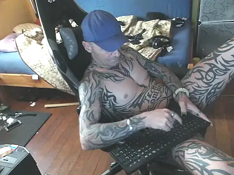 Snapshot of Tomi18cmm2 chatting on October 3, 2:33 pm Tomi18cmm2 online show from October 3, 2:33 pm