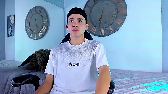 Mike 0233  online show from December 4, 3:59 am