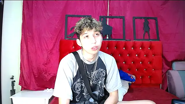 Snapshot of _Thomas_hot_ chatting on February 23, 3:18 am  Thomas hot  online show from February 23, 3:18 am