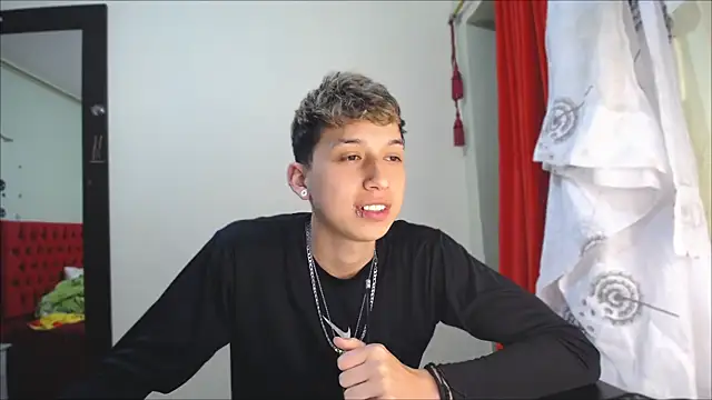 Snapshot of _Thomas_hot_ chatting on December 18, 7:30 pm  Thomas hot  online show from December 18, 7:30 pm