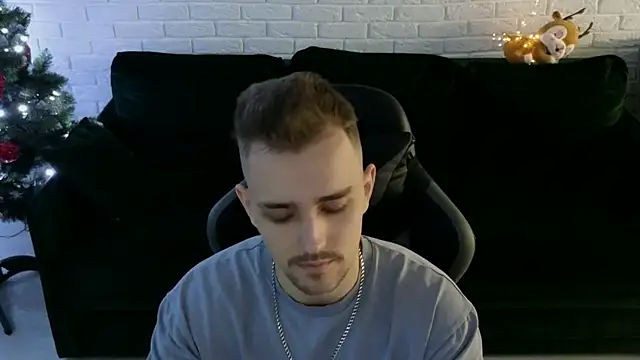 Larstar01 online show from December 31, 5:07 pm