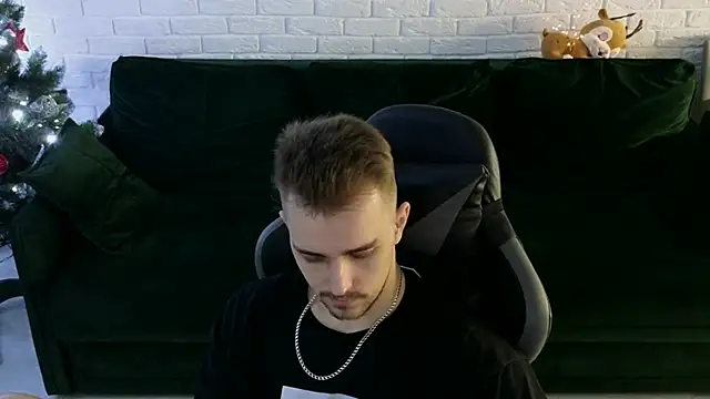 Larstar01 online show from December 20, 1:36 am